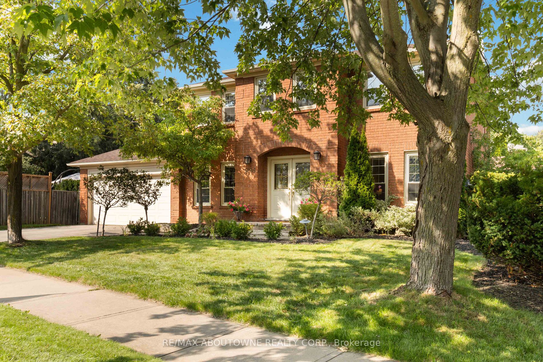 1305 Monks Passage Rd, For Sale in Oakville Zoocasa