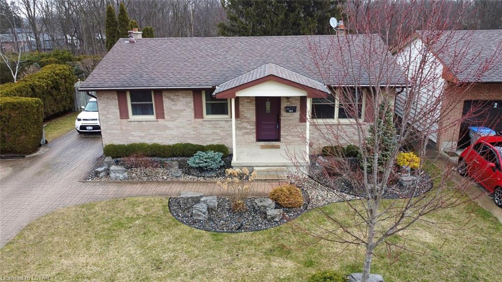 105 Oak Street, For Sale in Strathroy Caradoc Zoocasa